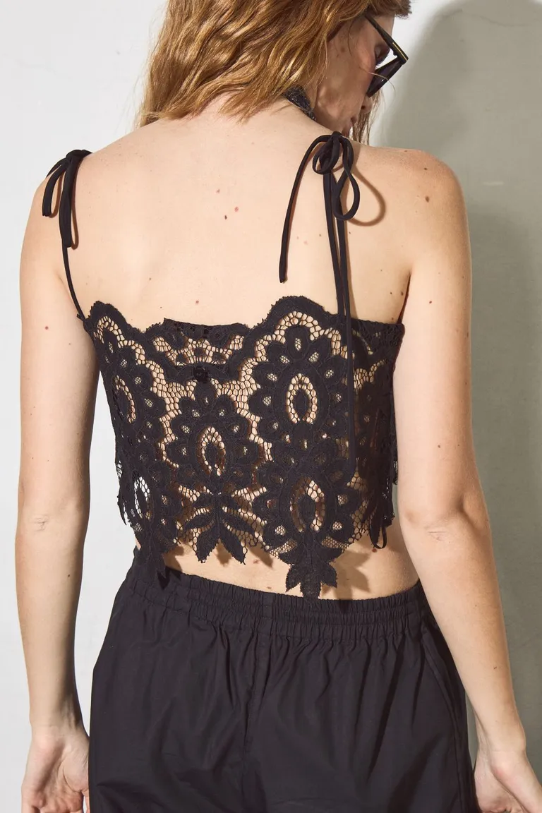 Top de broderie negro con tiras ajustables y cierre lateral de Allo Martinez en Tops para argentina