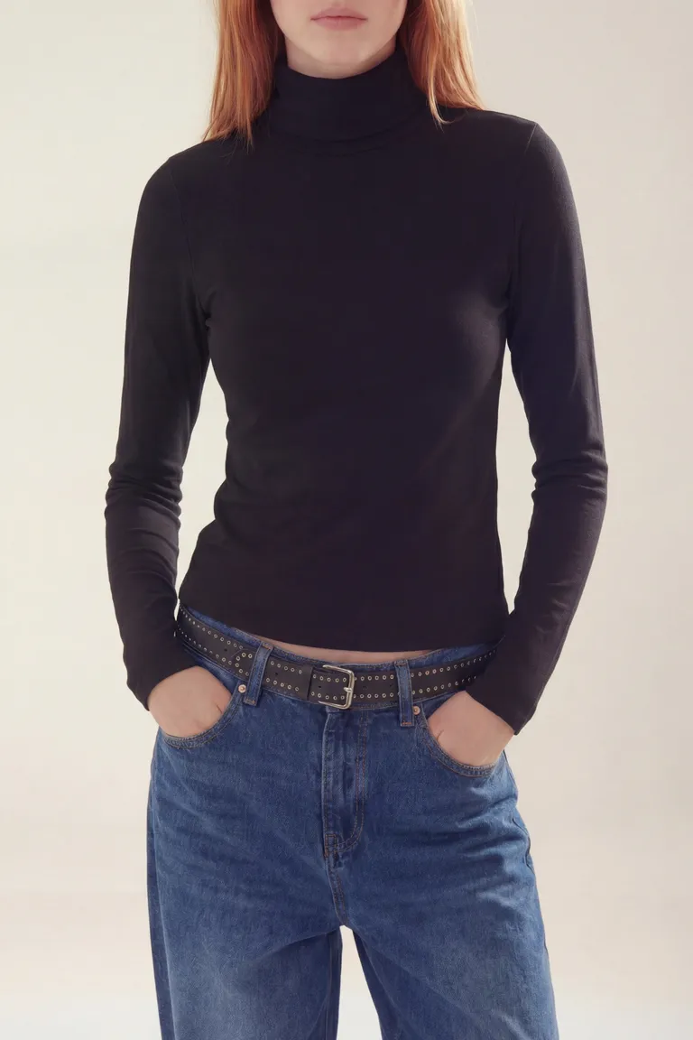 Remera de dama de mangas largas con cuello alto y calce ajustado al cuerpo de Akiabara en Remeras para argentina