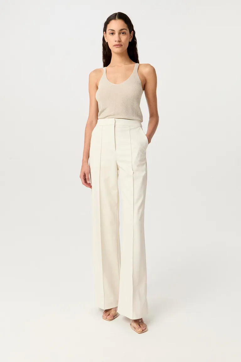 Pantalón blanco de tiro alto y pierna ancha, diseño elegante y moderno de Markova en Pantalones para argentina