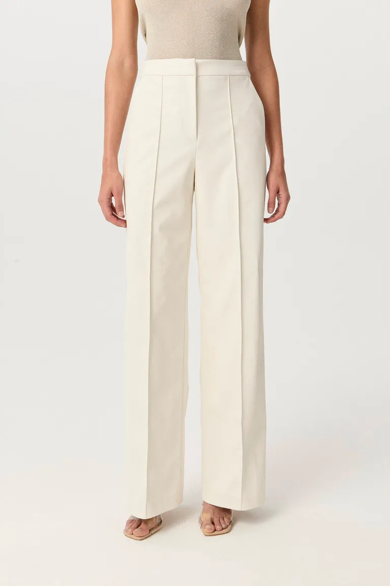 Pantalón blanco de tiro alto y pierna ancha, diseño elegante y moderno de Markova en Pantalones para argentina