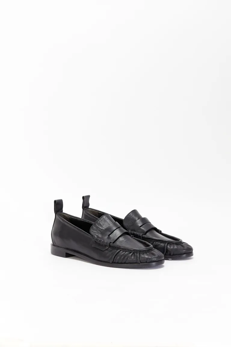 Mocasines negros de diseño relajado para un toque diferenciador en el look femenino de Maria Cher en Mocasines para argentina