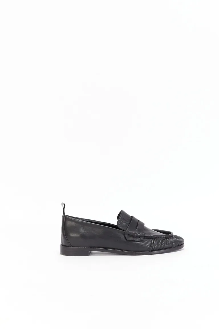 Mocasines negros de diseño relajado para un toque diferenciador en el look femenino de Maria Cher en Mocasines para argentina