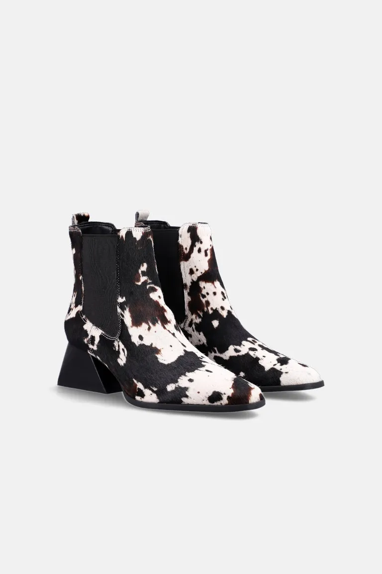 Bota chelsea de caña baja con paneles elásticos laterales y taco geométrico de diseño moderno de Justaosadia en Botas y Botinetas para argentina