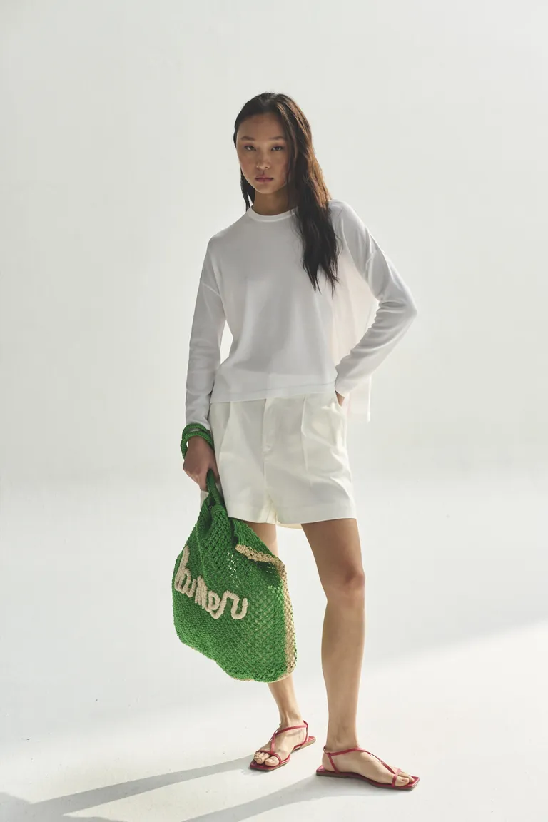 Elegante suéter blanco de diseño moderno y versatilidad para mujer de Akiabara en Buzos y Sweaters para argentina