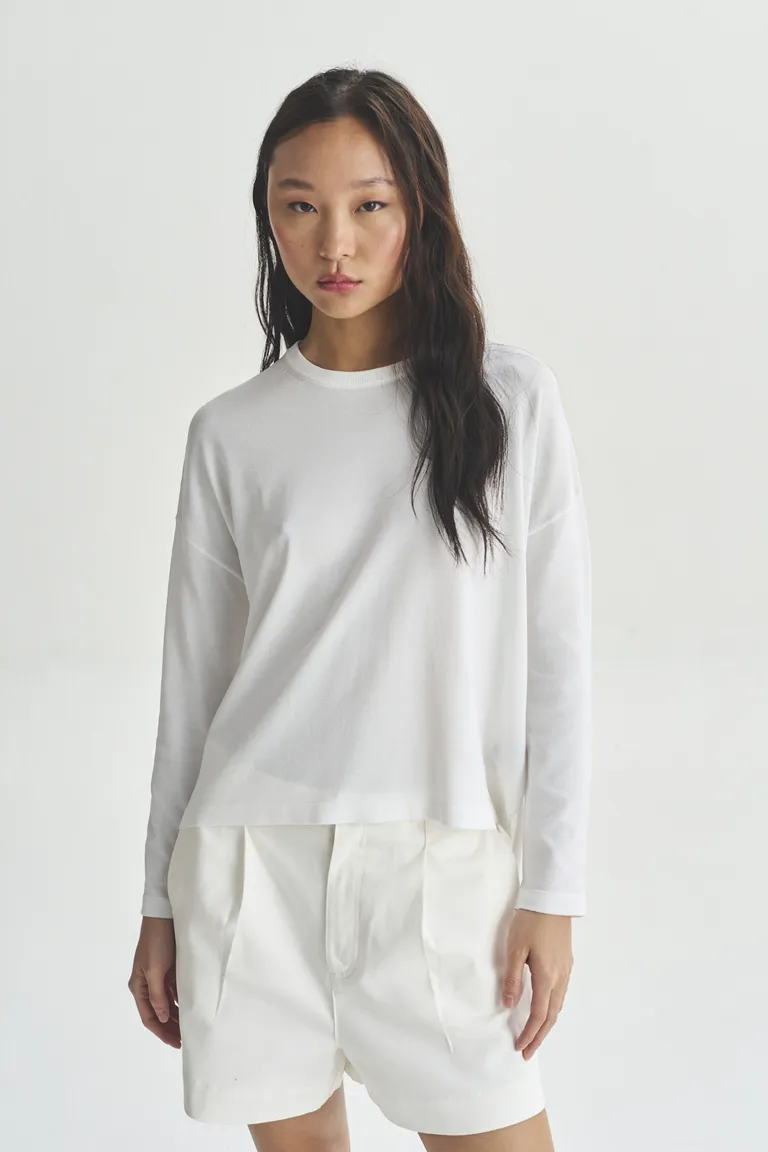 Elegante suéter blanco de diseño moderno y versatilidad para mujer de Akiabara en Buzos y Sweaters para argentina