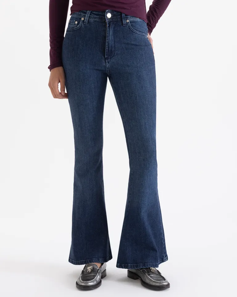 Jeans oxford de tiro medio con ajuste clásico en cadera y muslo y botamanga ancha de Jazmin Chebar en Pantalones para argentina