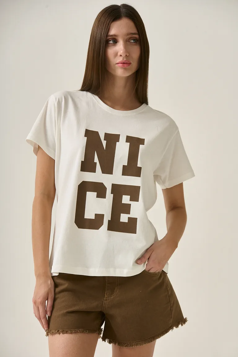 Remera con estampado moderno para una apariencia relajada y fresca de Sweet en Remeras para argentina