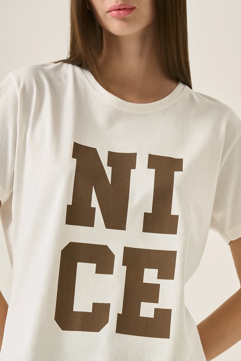 Remera con estampado moderno para una apariencia relajada y fresca de Sweet en Remeras para argentina