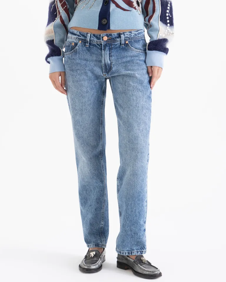 Jean de corte recto y tiro bajo con acabado de lavado irregular y estructura clásica de Jazmin Chebar en Pantalones para argentina