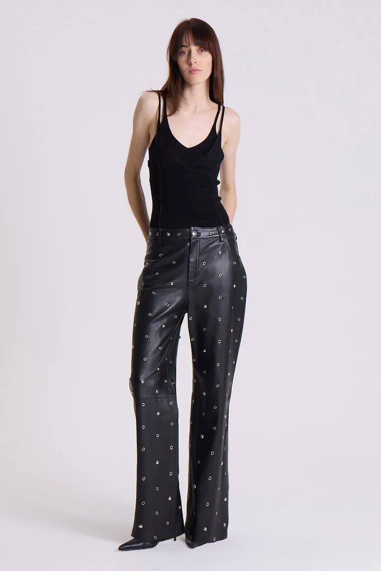 Pantalón de cuero negro con detalles metálicos y estilo retro de Maria Cher en Pantalones para argentina