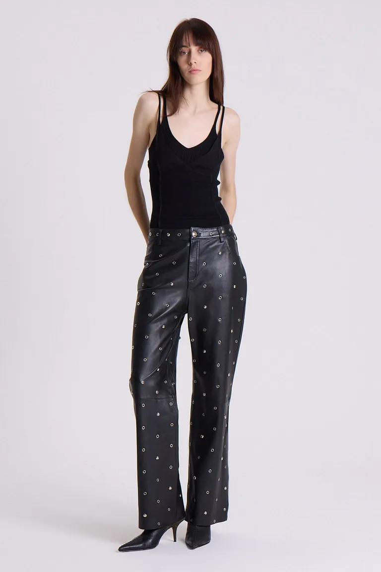 Pantalón de cuero negro con detalles metálicos y estilo retro de Maria Cher en Pantalones para argentina