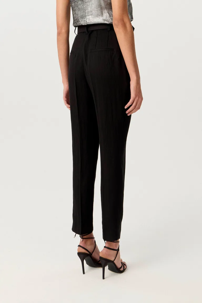 Pantalón de tiro alto y pierna slim en negro para mujer de Markova en Pantalones para argentina