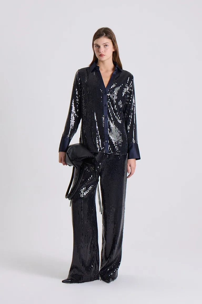 Camisa de mujer con lentejuelas, cuello camisero, cartera de botones y puños satinados de Maria Cher en Camisas para argentina