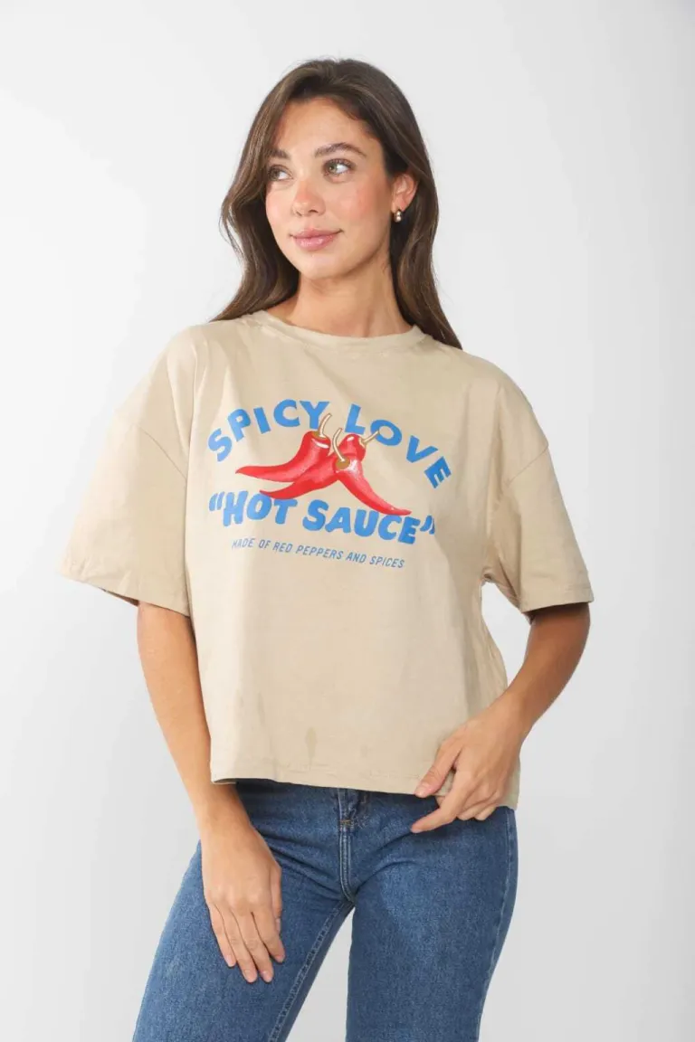 Remera oversize de algodón con estampa llamativa y frase en colores vibrantes de Belle en Remeras para argentina