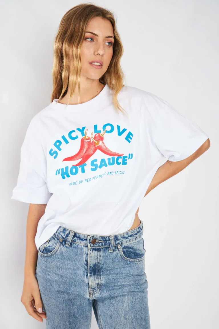 Remera oversize de algodón con estampa llamativa y frase en colores vibrantes de Belle en Remeras para argentina