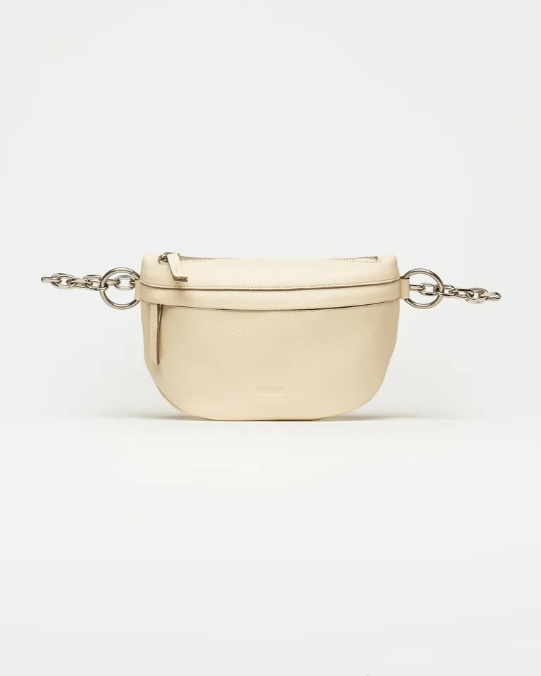 Riñonera de cuero graneado con manija y cadena combinada, un accesorio imprescindible para tu día a día de Prüne en Riñoneras para argentina