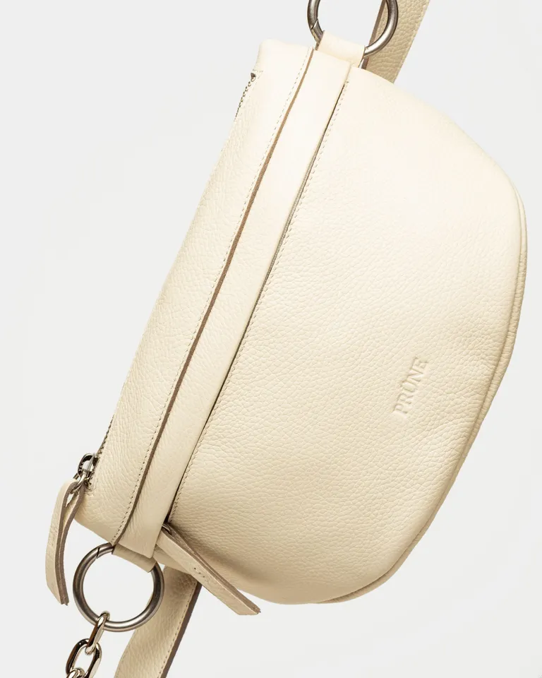 Riñonera de cuero graneado con manija y cadena combinada, un accesorio imprescindible para tu día a día de Prüne en Riñoneras para argentina