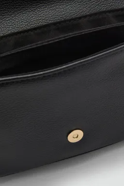 Bandolera con solapa de Mango en Bolsos y Carteras para argentina