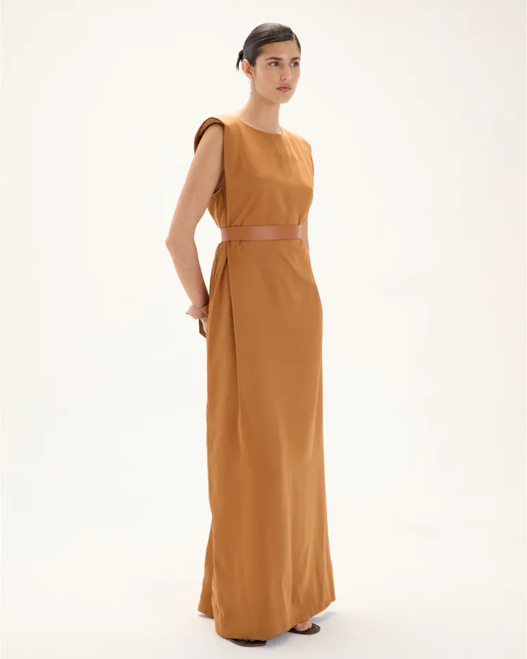 Vestido marrón elegante sin mangas, con silueta fluida y tabla lateral de Blue Sheep en Vestidos para argentina