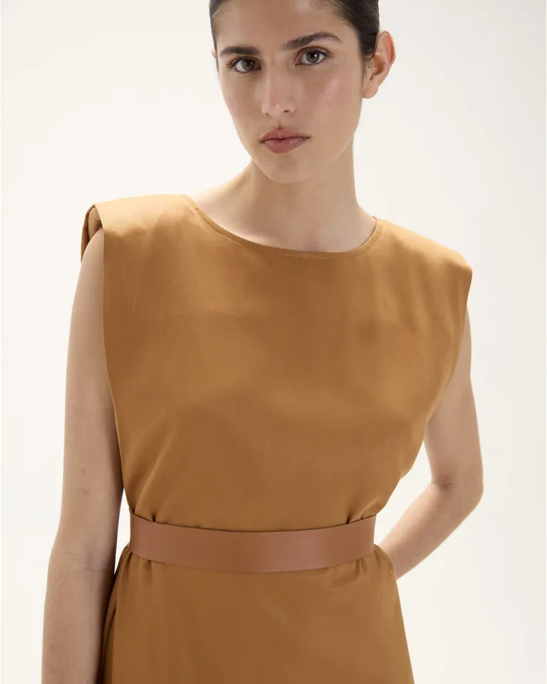 Vestido marrón elegante sin mangas, con silueta fluida y tabla lateral de Blue Sheep en Vestidos para argentina