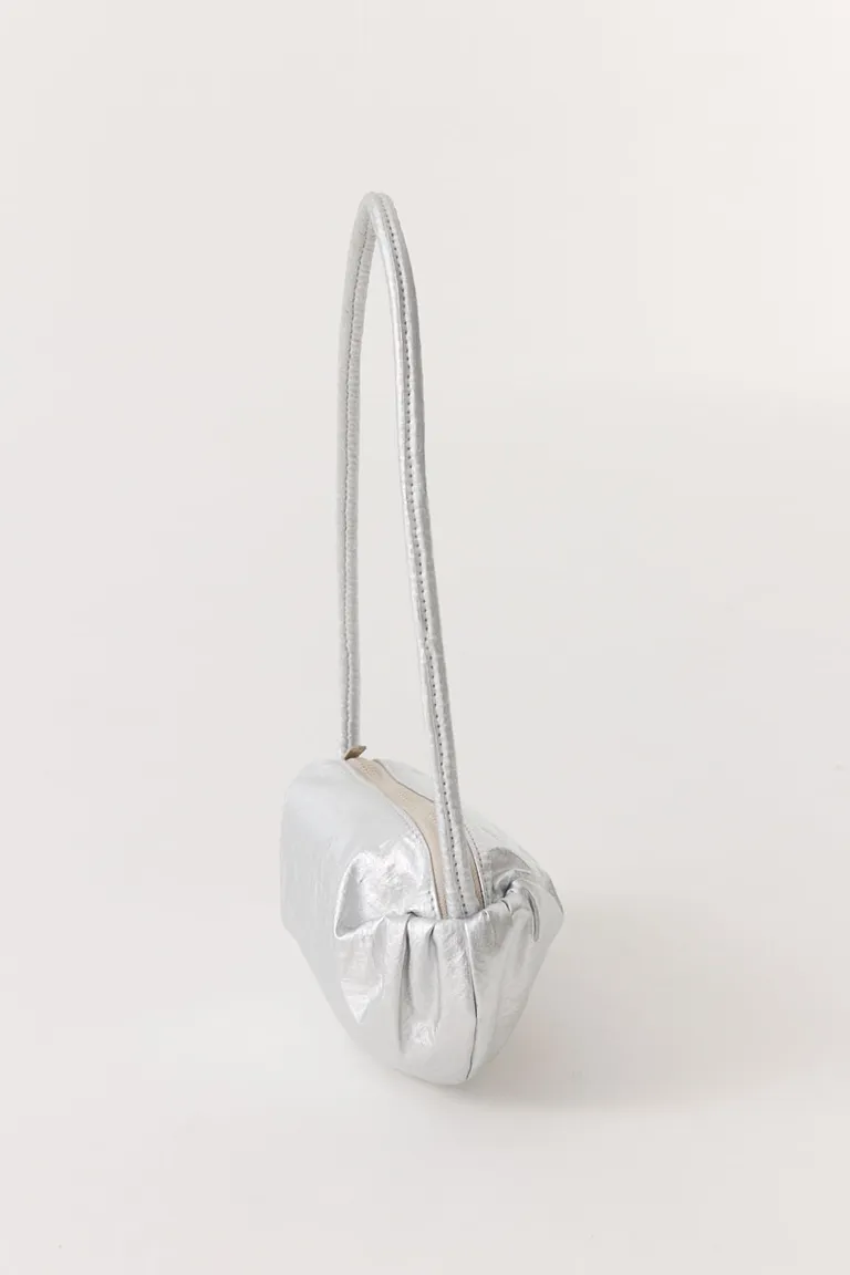 Mini cartera de mano con estructura redondeada, correa fina fija y cierre superior con compartimento interno de Furzai en Bolsos y Carteras para argentina