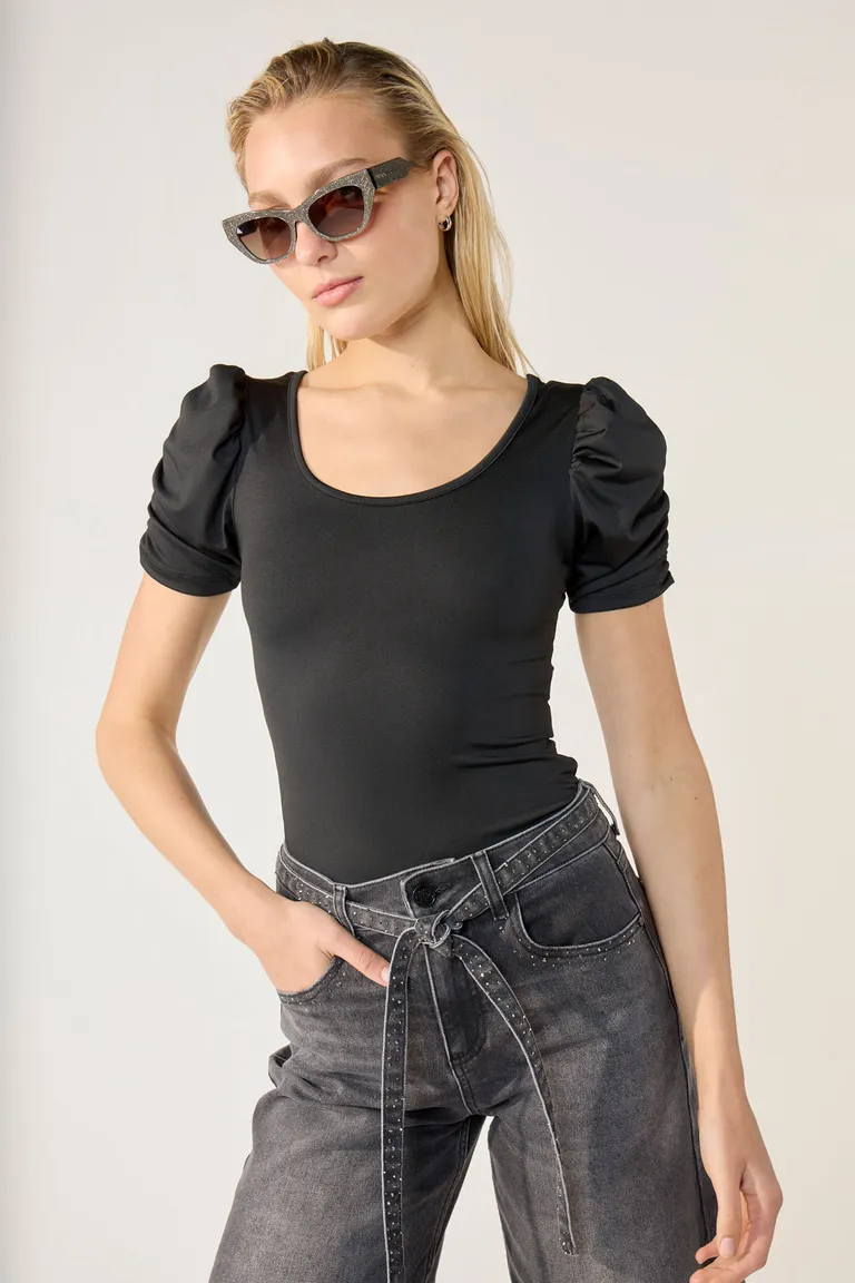 Remera negra de microfibra con detalles en la manga para mujer de Cuesta Blanca en Remeras para argentina