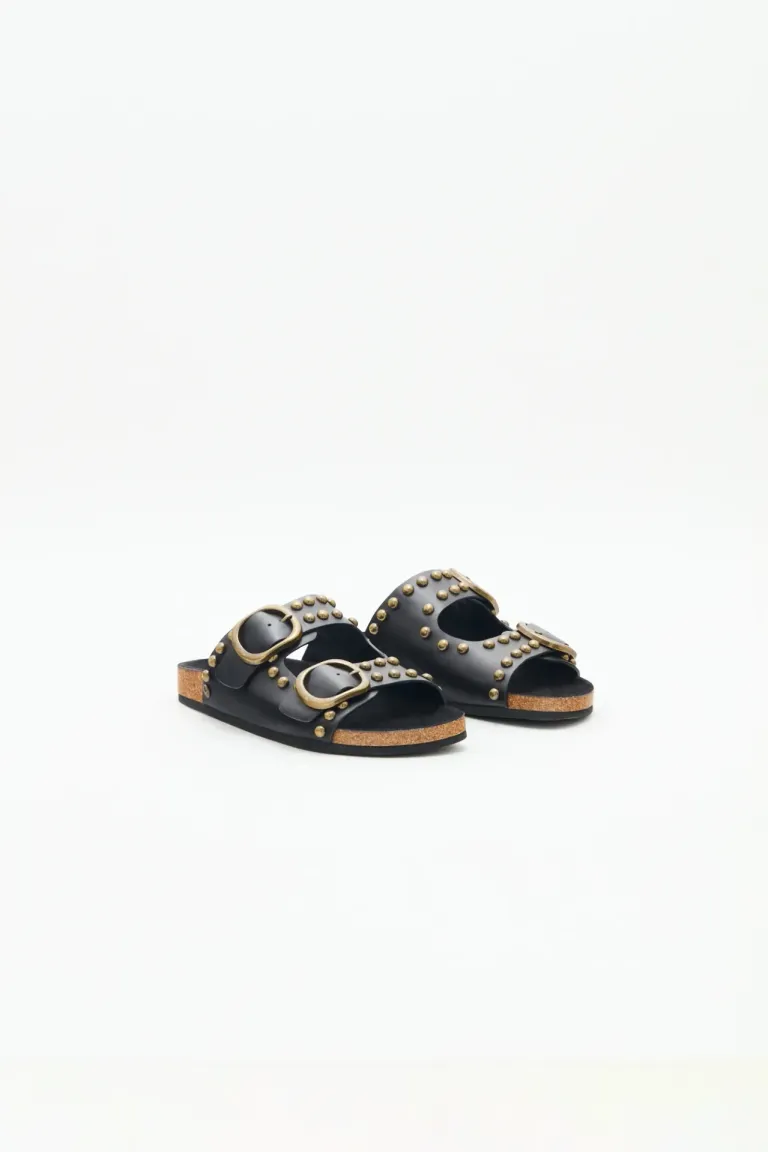Sandalias de cuero con tachas metálicas, una opción elegante y urbana para el verano de Rapsodia en Sandalias para argentina