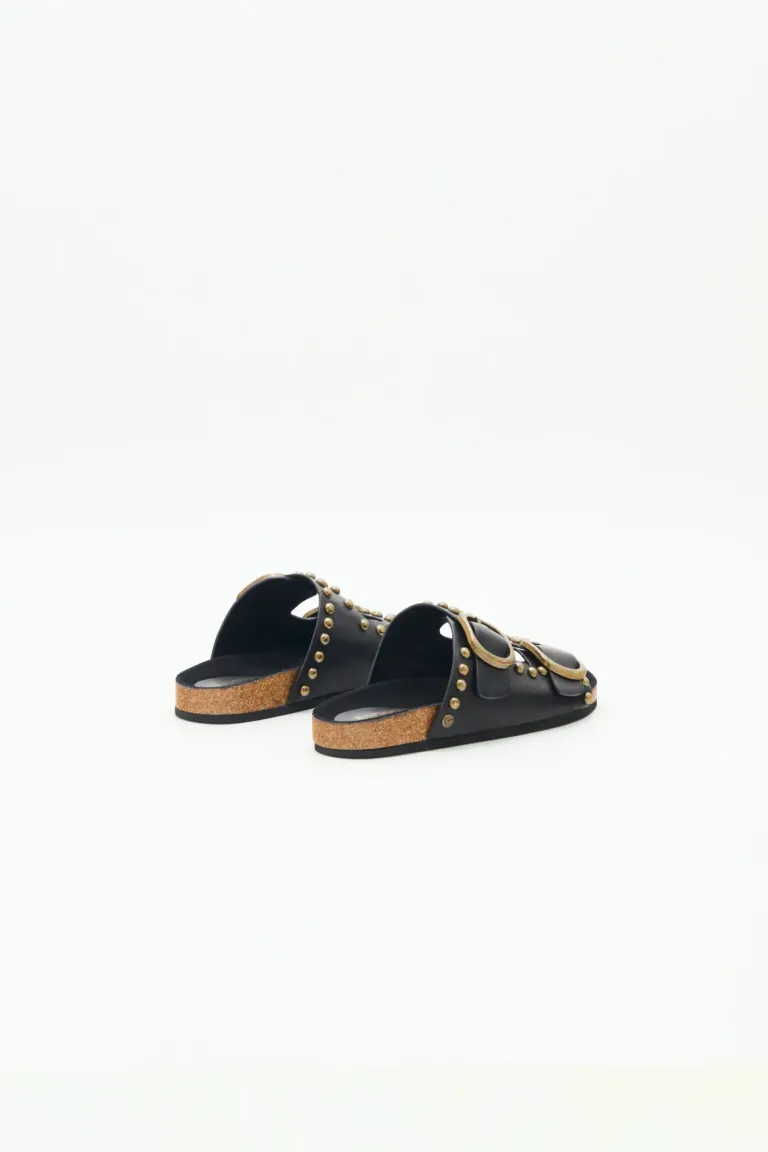 Sandalias de cuero con tachas metálicas, una opción elegante y urbana para el verano de Rapsodia en Sandalias para argentina