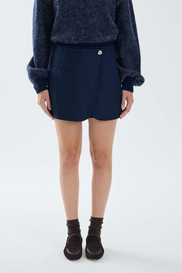 Short pollera sastrero con cruce delantero y botón metálico de Portsaid en Shorts para argentina