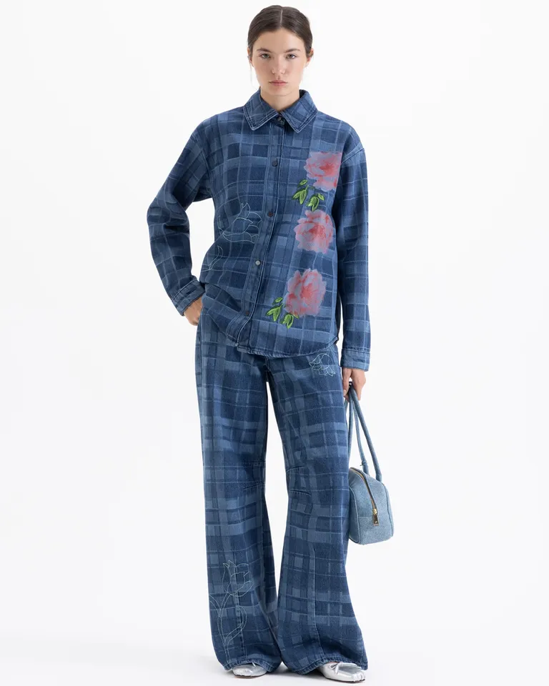 Camisa de mujer con estampa a cuadros y bordados florales con cierre frontal de broches a presión de Jazmin Chebar en Camisas para argentina