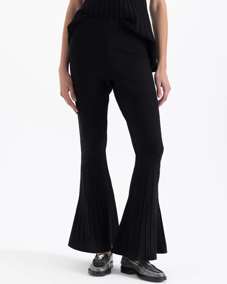 Pantalon largo de calce ajustado con botamanga ancha y textura de líneas verticales de Jazmin Chebar en Pantalones para argentina