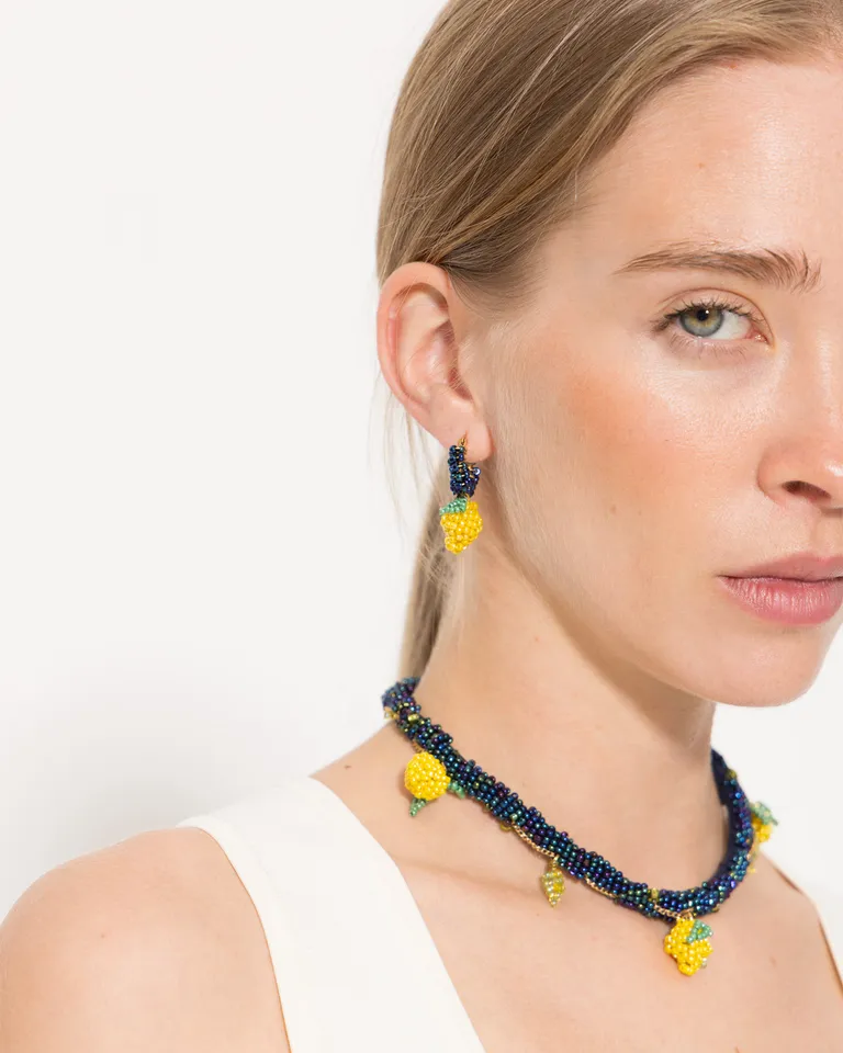 Pendientes y collar dorados con detalles en forma de limón - Aros lemonade de Jazmin Chebar en Bijouterie para argentina