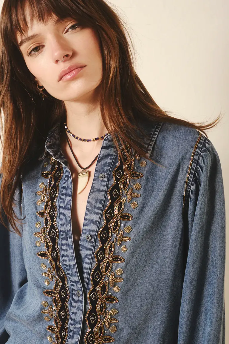 Camisa femenina con aplicaciones bordadas y mangas amplias de Rapsodia en Camisas para argentina