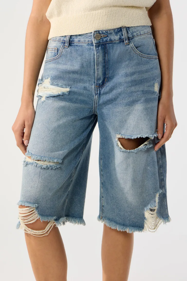 Bermudas de denim azul desgastadas con un toque informal y estiloso de Cuesta Blanca en Shorts para argentina