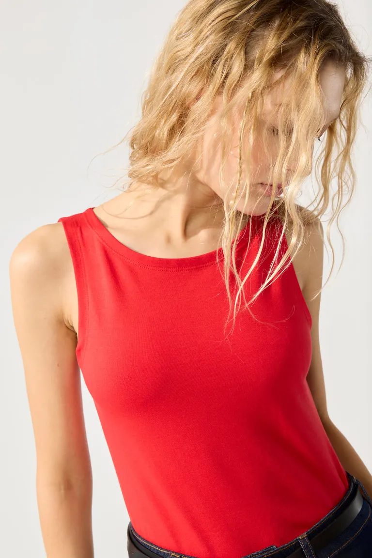 Remera de Algodón Roja de Corte Clásico para Mujer de Cuesta Blanca en Remeras para argentina