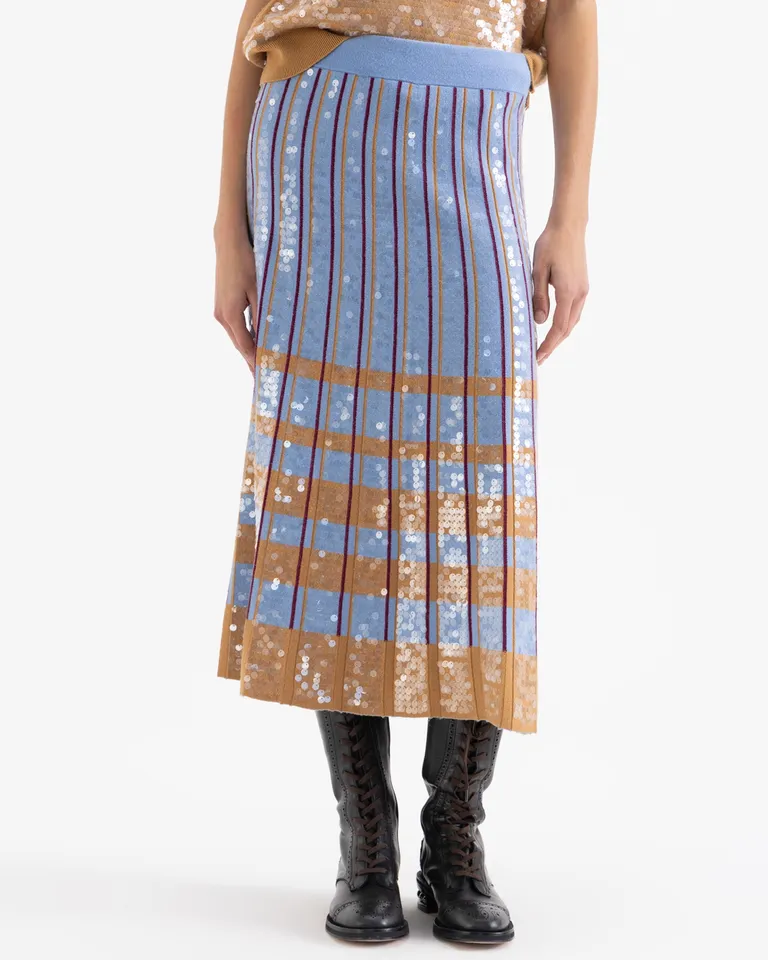 Pollera midi con diseño de tablas y apliques brillantes en toda la superficie de Jazmin Chebar en Faldas para argentina