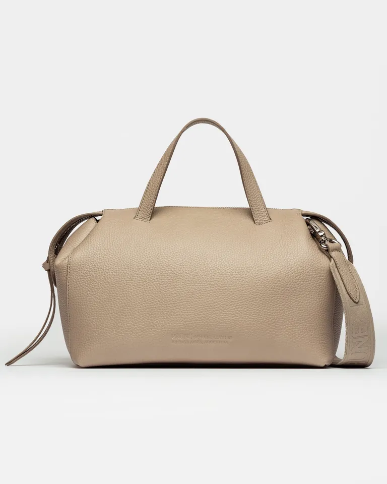 Elegante cartera de mano en cuero graneado, estilo bowling bag con división interna de Prüne en Bolsos y Carteras para argentina