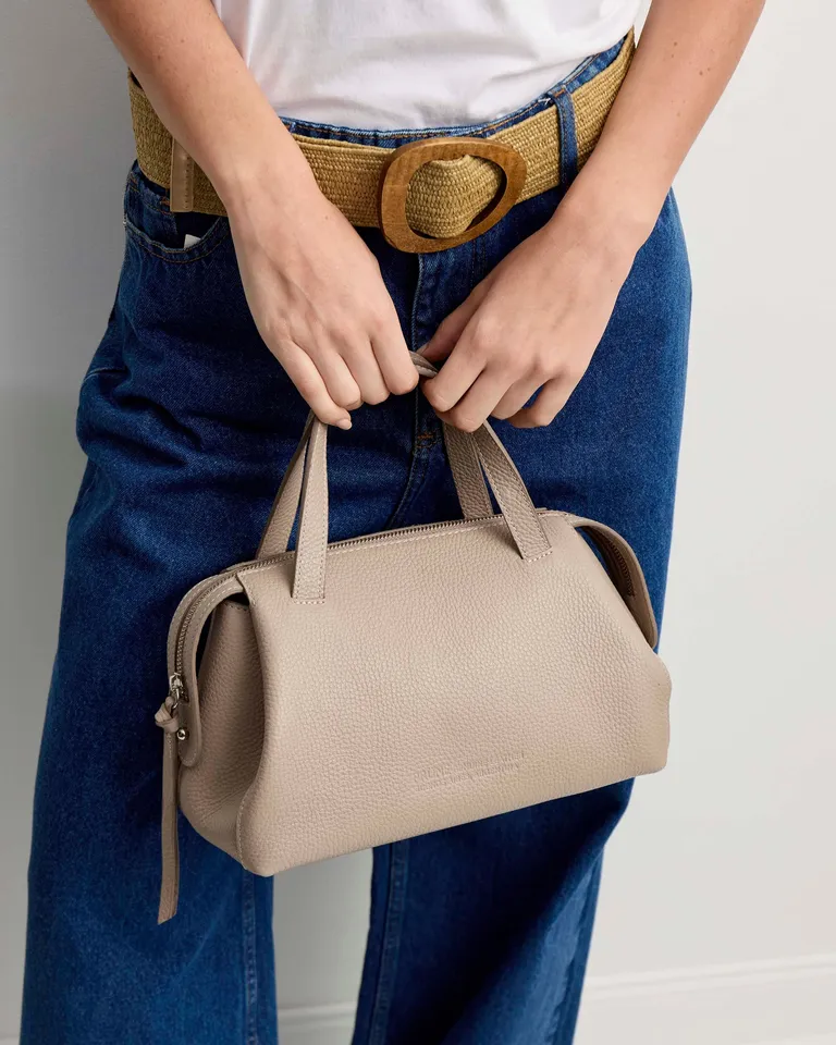 Elegante cartera de mano en cuero graneado, estilo bowling bag con división interna de Prüne en Bolsos y Carteras para argentina