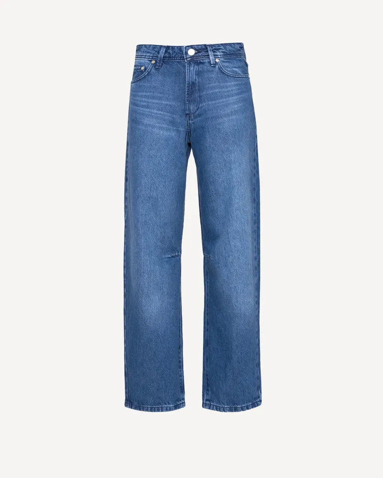 Jeans de silueta holgada y tiro largo en azul medio de Jazmin Chebar en Pantalones para argentina
