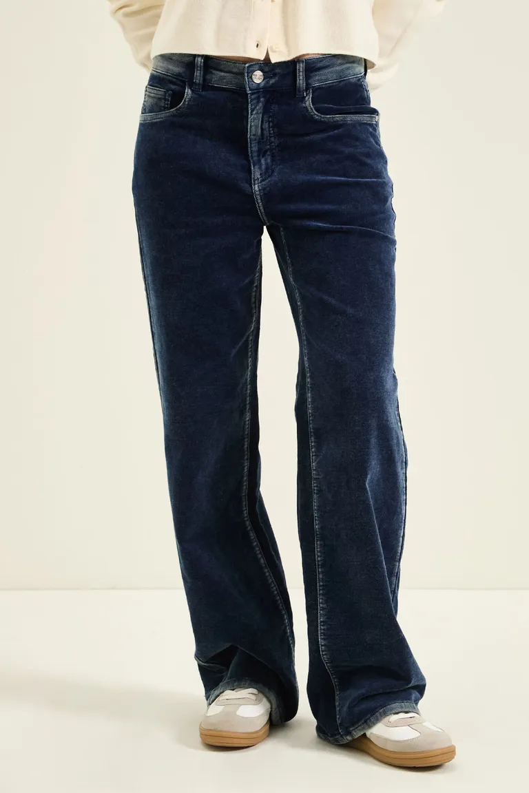 Pantalón wide leg de tiro medio con pierna recta y textura de corderoy de Cuesta Blanca en Pantalones para argentina