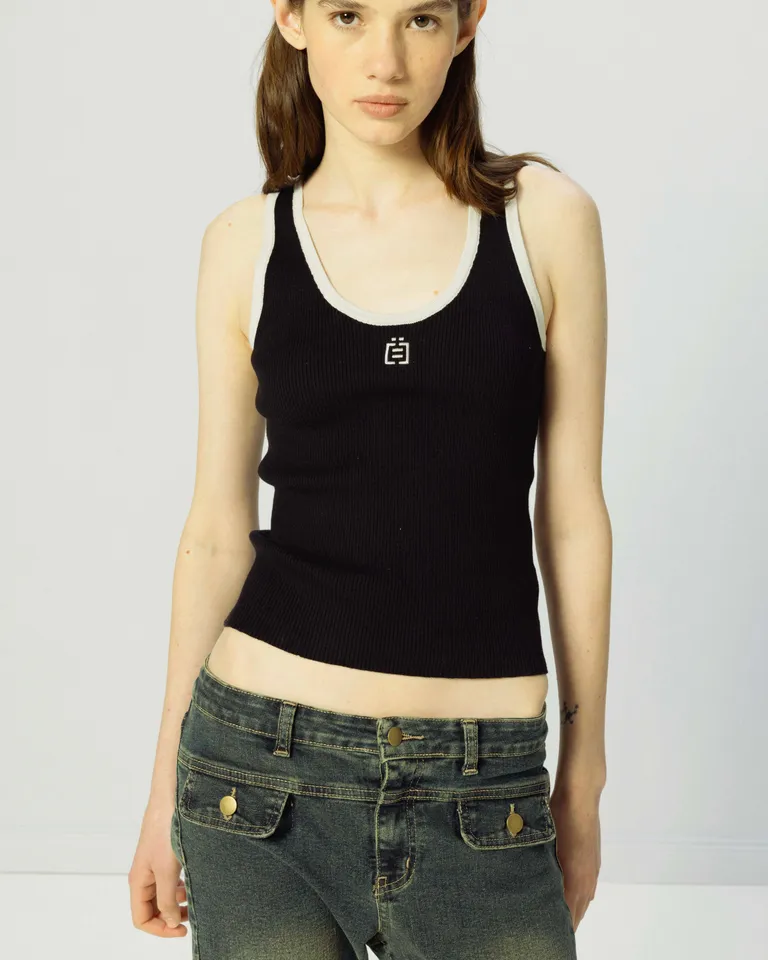 Camiseta negra con estampado de logo 'gang' en diseño acanalado y ajuste anatómico de Prüne en Remeras para argentina