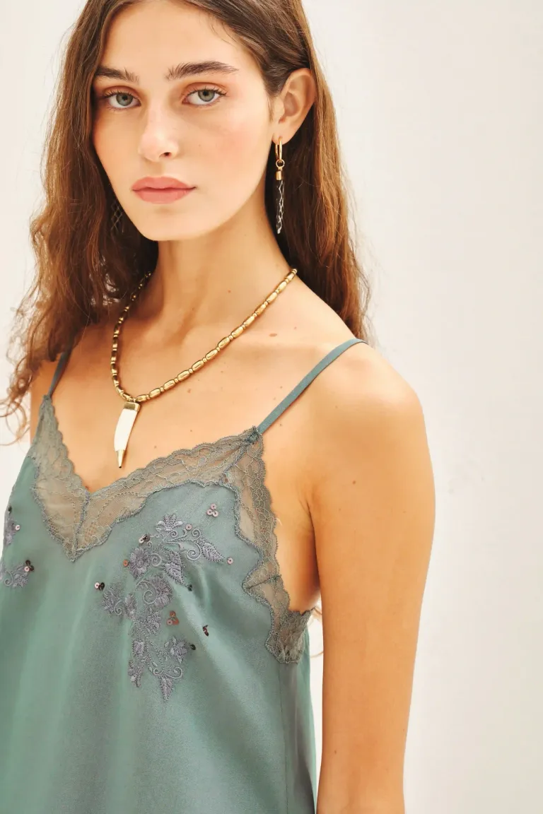 Top elegante de crepe viscosa con encaje y bordados, breteles regulables y elástico en la espalda de Rapsodia en Tops para argentina