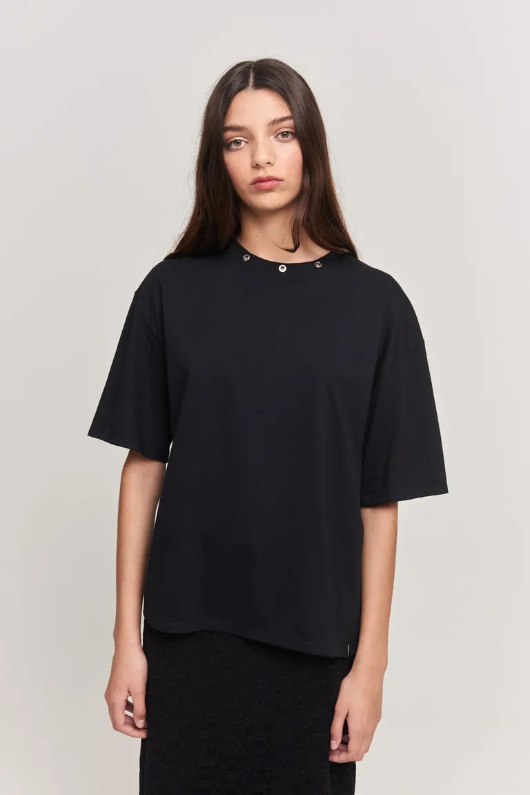 Remera de jersey de algodón negra con detalles metálicos en cuello de 47 Street en Remeras para argentina