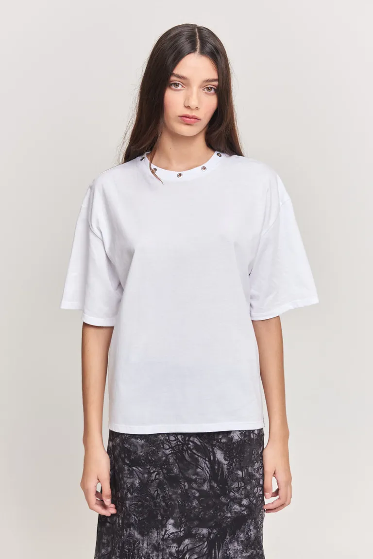 Remera blanca de algodón con detalles metálicos en el cuello y el dobladillo de 47 Street en Remeras para argentina