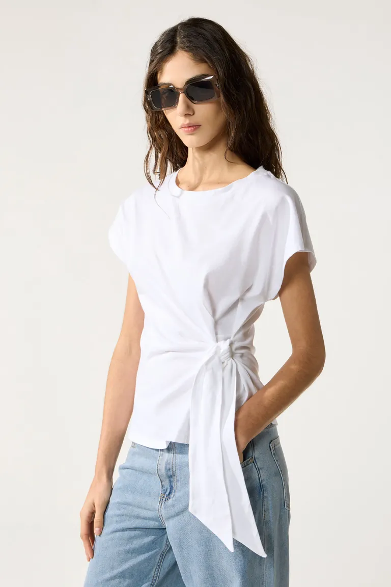 Remera de algodón blanca con lazo lateral - Prenda elegante y versátil para el día a día de Cuesta Blanca en Remeras para argentina