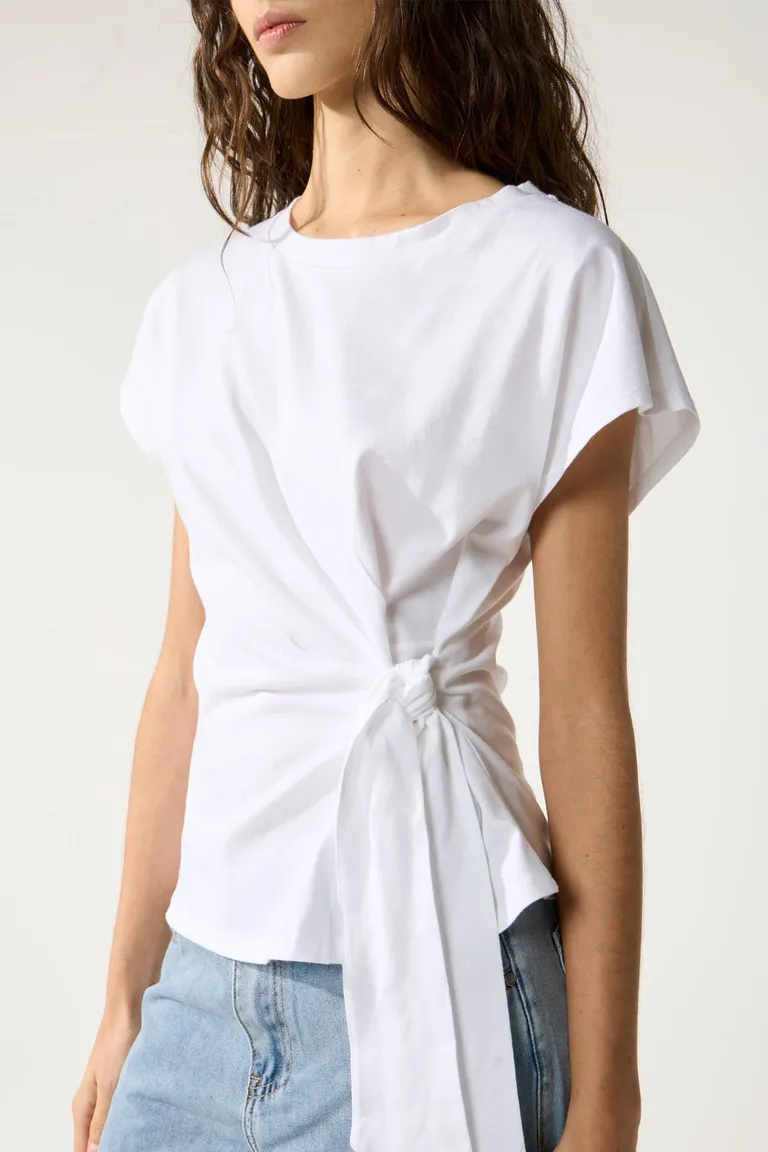 Remera de algodón blanca con lazo lateral - Prenda elegante y versátil para el día a día de Cuesta Blanca en Remeras para argentina