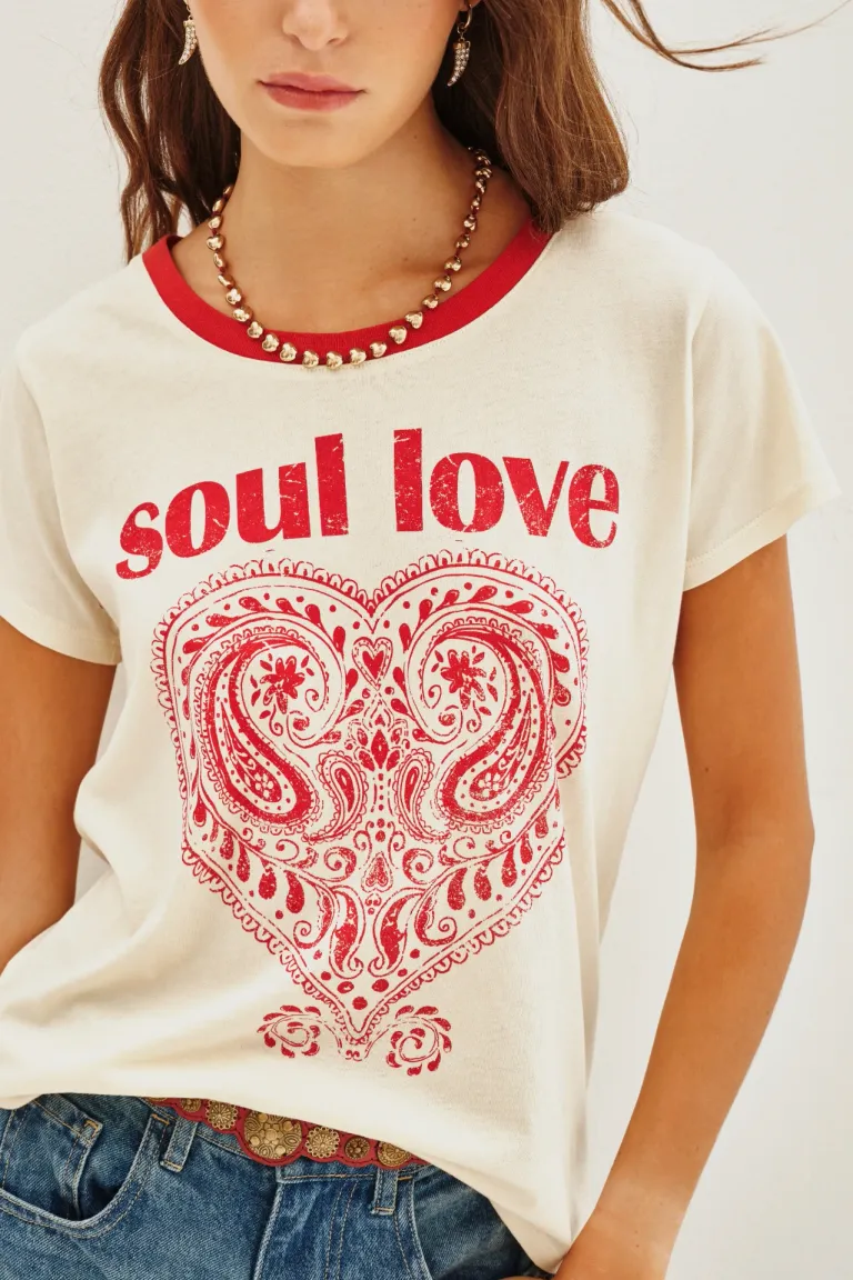 Remera con cuello redondo estampa de corazón y leyenda frontal de calce holgado de Rapsodia en Remeras para argentina