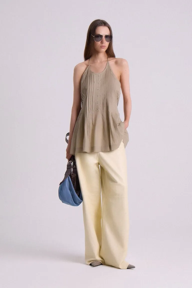 Top beige con tablas delanteras y frunce en el cuello de Maria Cher en Tops para argentina