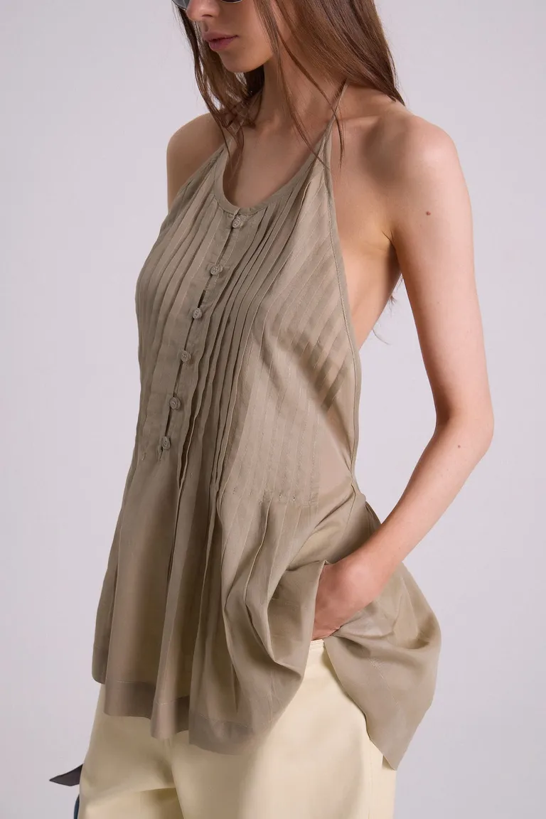 Top beige con tablas delanteras y frunce en el cuello de Maria Cher en Tops para argentina