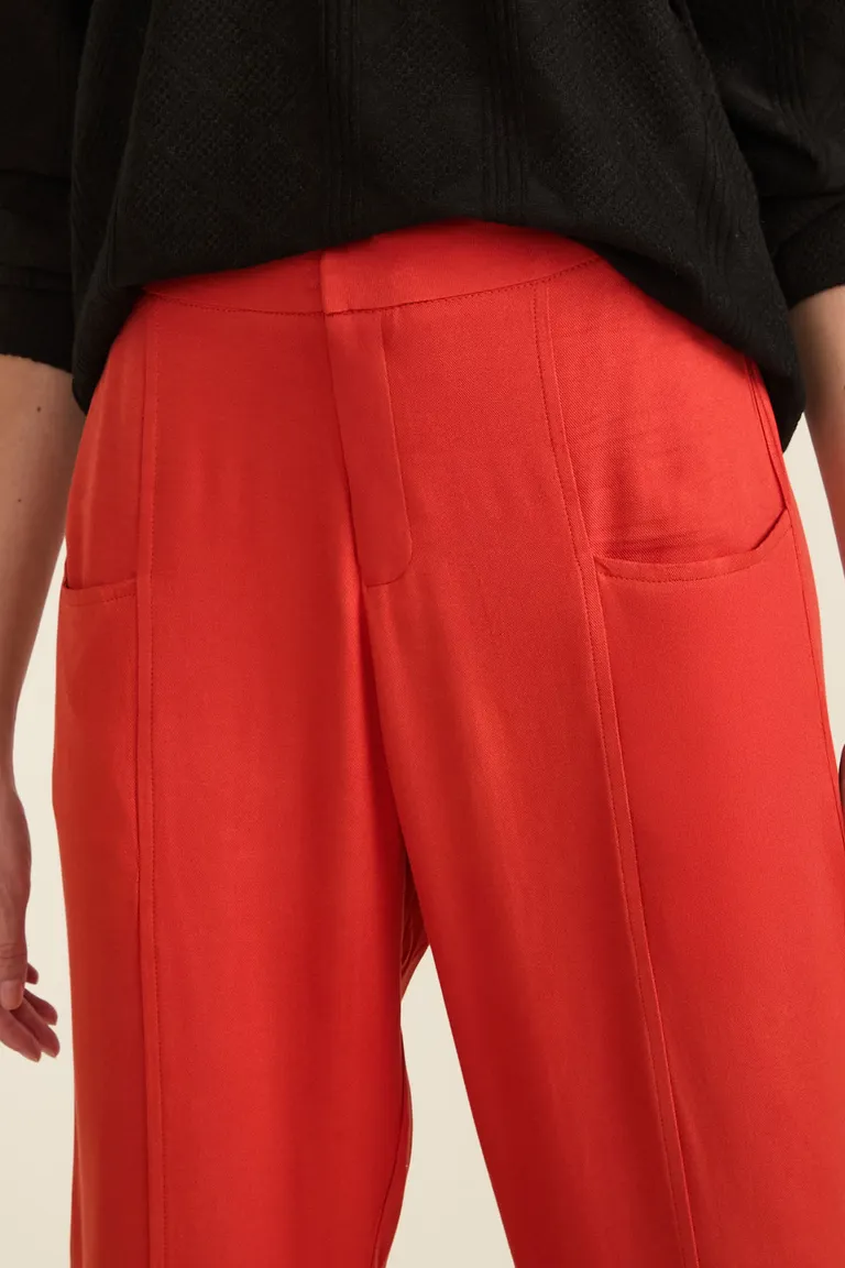 Pantalón recto de tiro alto con bolsillos laterales y cierre frontal de Cuesta Blanca en Pantalones para argentina